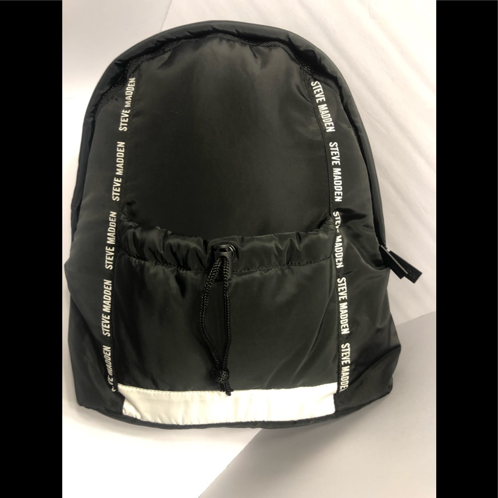 Steve Madden NWT  BLACK WHITE LOGO BPERTH with pouch 100% nylon 13”W x 15”L